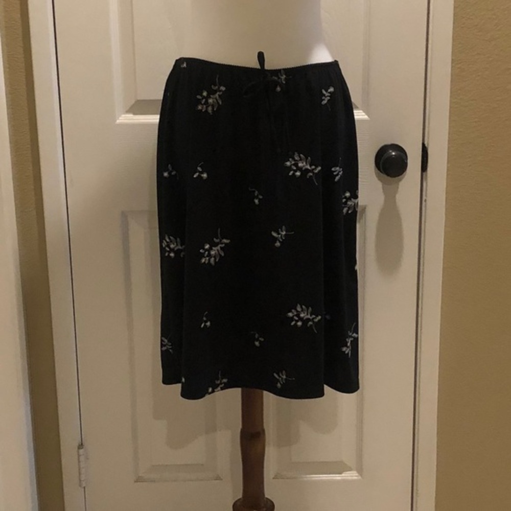 Van Heusen black skirt in EUC